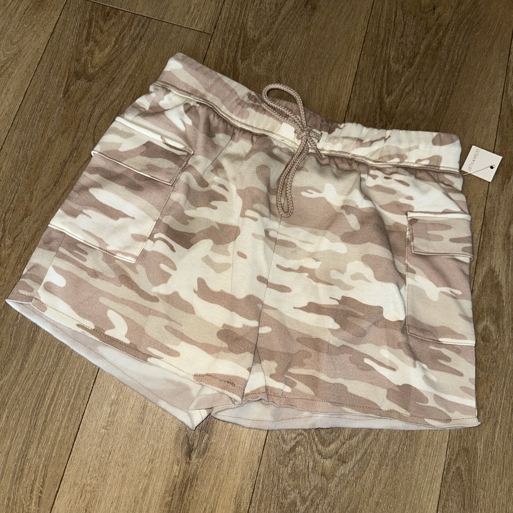 Ultra Flirt Womens Camo Cargo Shorts Tan Desert Camouflage RK425079 Size L